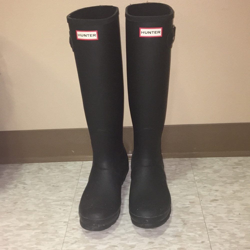 Women’s black matte Hunter boots, US size 8